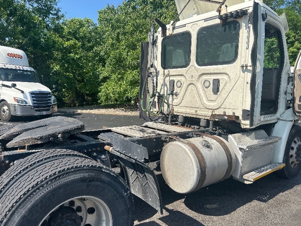 Day Cab Tractor-Heavy Duty Tractors-Freightliner-2017-Cascadia 11342ST-Louisville-KY-541,566\n\t\tmiles-$ 21,750 - Image 18