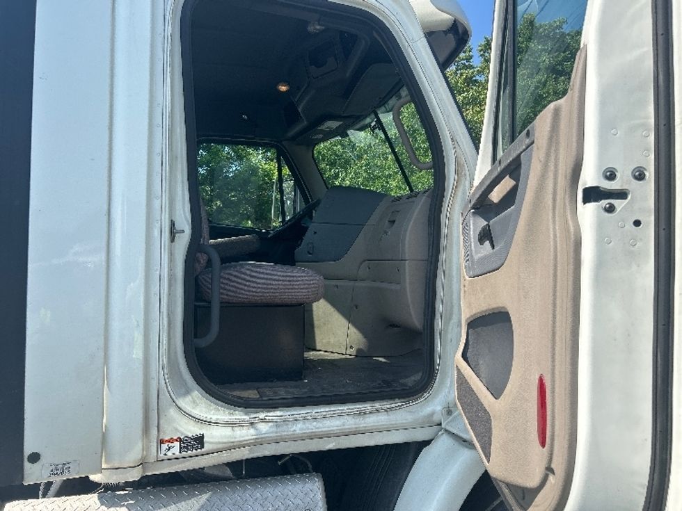 Day Cab Tractor-Heavy Duty Tractors-Freightliner-2017-Cascadia 11342ST-Louisville-KY-541,566\n\t\tmiles-$ 21,750 - Image 9