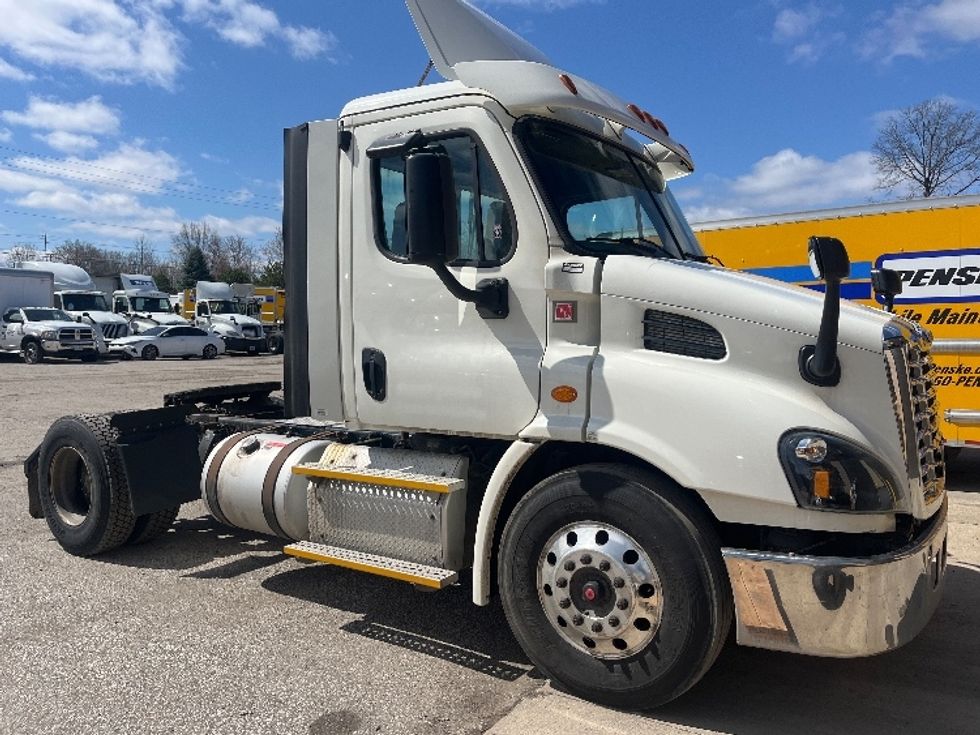 Day Cab Tractor-Heavy Duty Tractors-Freightliner-2017-Cascadia 11342ST-Middlefield-OH-399,160\n\t\tmiles-$ 26,000 - Image 1