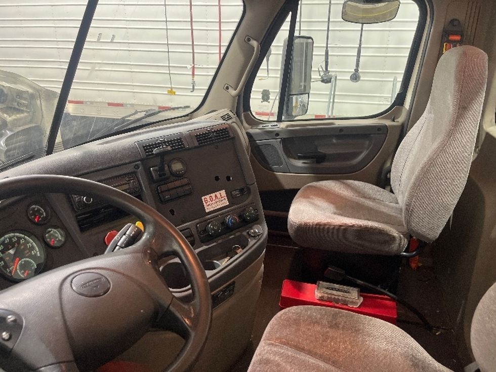 Day Cab Tractor-Heavy Duty Tractors-Freightliner-2017-Cascadia 11342ST-Middlefield-OH-399,160\n\t\tmiles-$ 26,000 - Image 10