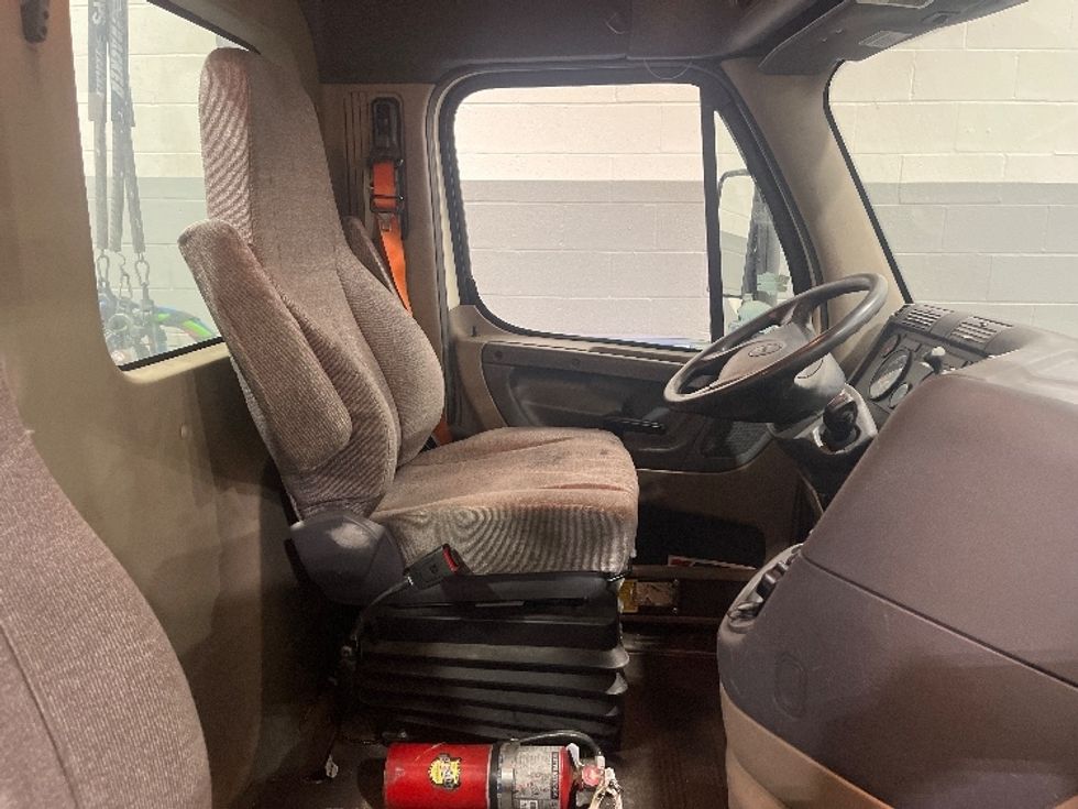 Day Cab Tractor-Heavy Duty Tractors-Freightliner-2017-Cascadia 11342ST-Middlefield-OH-399,160\n\t\tmiles-$ 26,000 - Image 14