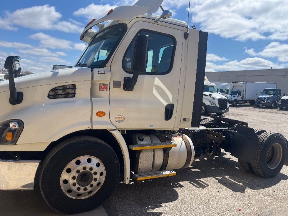 Day Cab Tractor-Heavy Duty Tractors-Freightliner-2017-Cascadia 11342ST-Middlefield-OH-399,160\n\t\tmiles-$ 26,000 - Image 4
