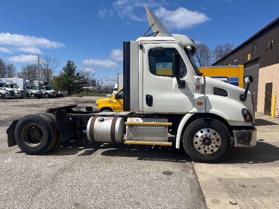Day Cab Tractor-Heavy Duty Tractors-Freightliner-2017-Cascadia 11342ST-Middlefield-OH-399,160\n\t\tmiles-$ 26,000 - Image 8