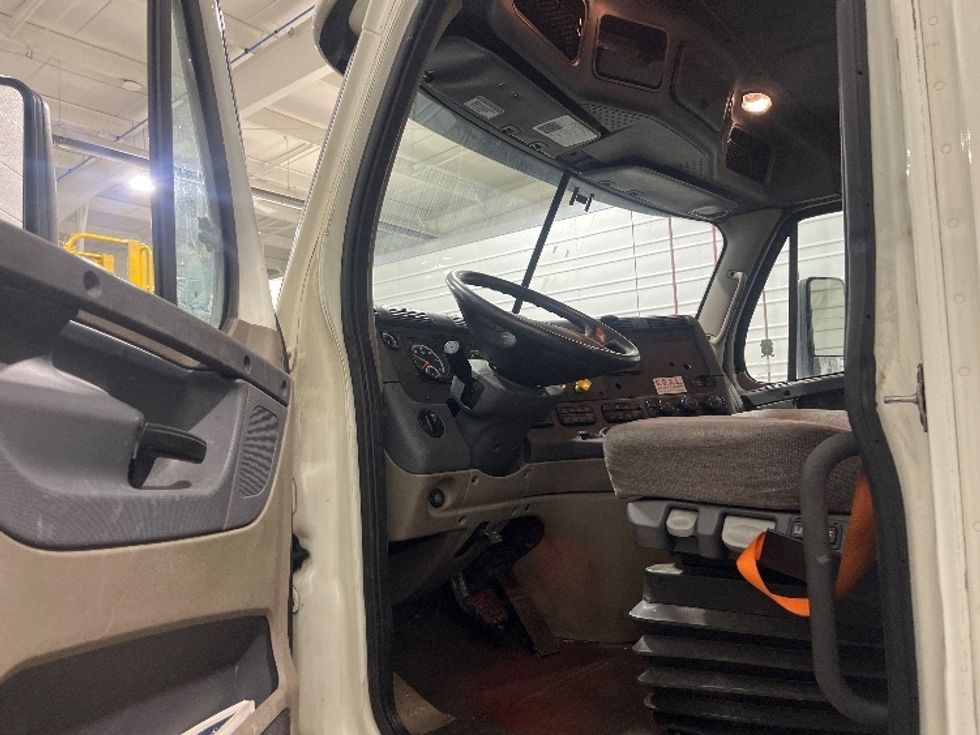 Day Cab Tractor-Heavy Duty Tractors-Freightliner-2017-Cascadia 11342ST-Middlefield-OH-399,160\n\t\tmiles-$ 26,000 - Image 9