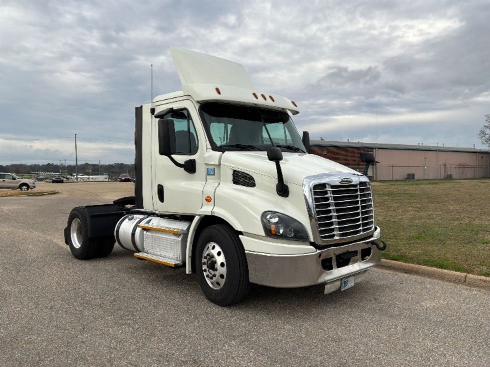 Day Cab Tractor-Heavy Duty Tractors-Freightliner-2017-Cascadia 11342ST-Montgomery-AL-524,827\n\t\tmiles-$ 23,250 - Image 1