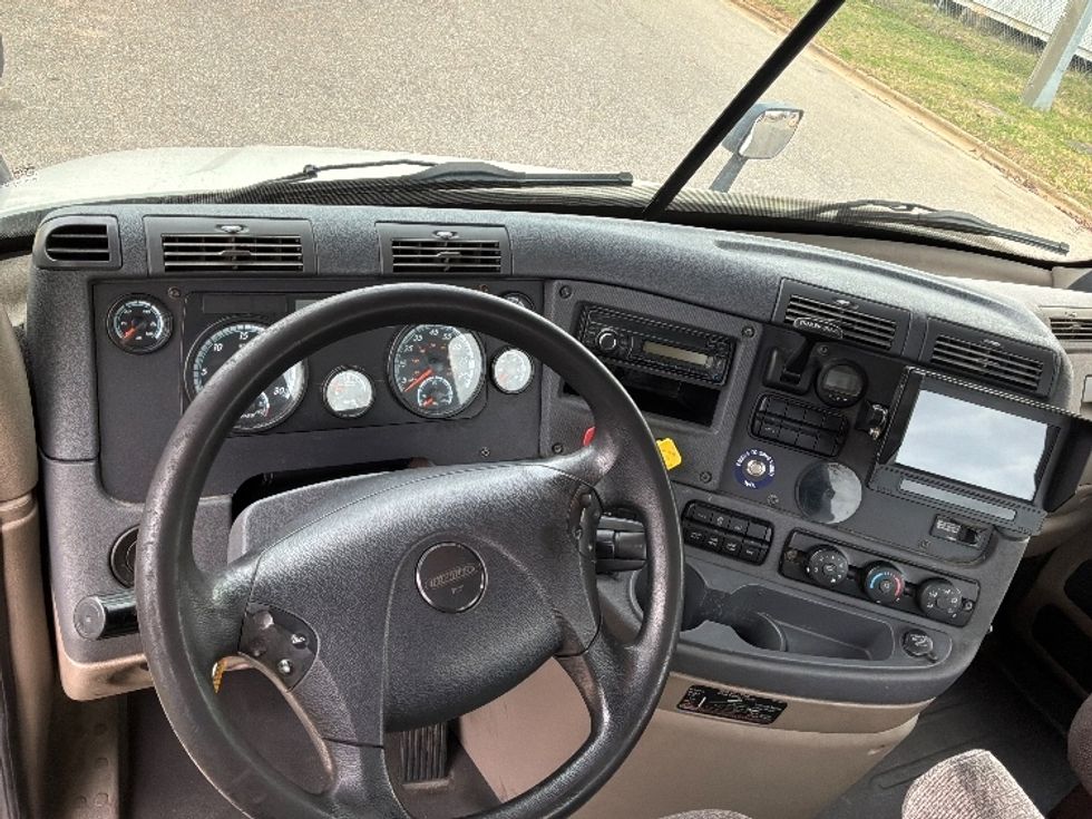 Day Cab Tractor-Heavy Duty Tractors-Freightliner-2017-Cascadia 11342ST-Montgomery-AL-524,827\n\t\tmiles-$ 23,250 - Image 10