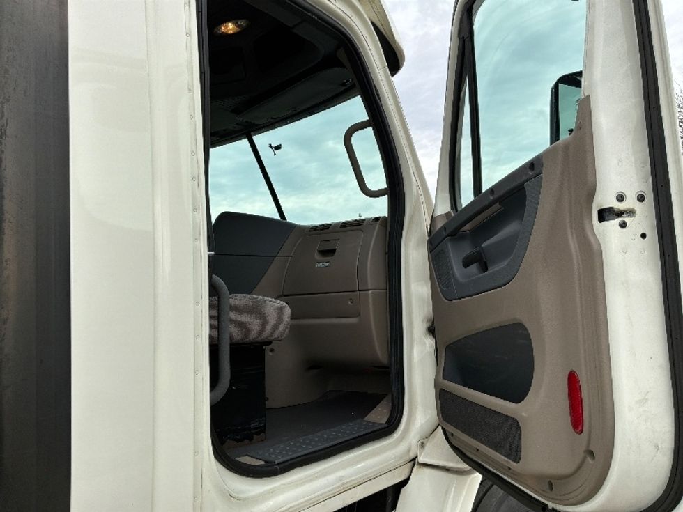 Day Cab Tractor-Heavy Duty Tractors-Freightliner-2017-Cascadia 11342ST-Montgomery-AL-524,827\n\t\tmiles-$ 23,250 - Image 12