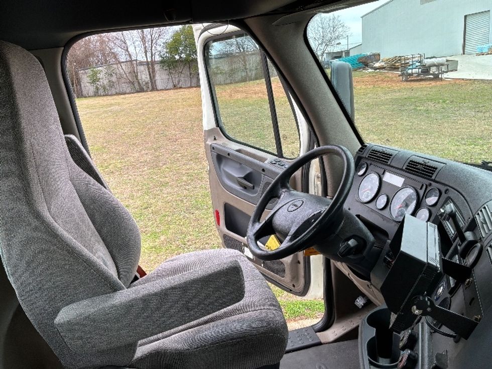 Day Cab Tractor-Heavy Duty Tractors-Freightliner-2017-Cascadia 11342ST-Montgomery-AL-524,827\n\t\tmiles-$ 23,250 - Image 14