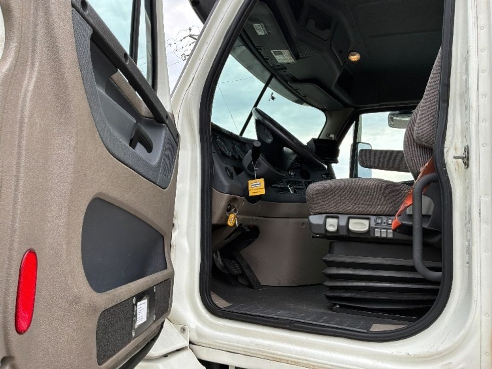 Day Cab Tractor-Heavy Duty Tractors-Freightliner-2017-Cascadia 11342ST-Montgomery-AL-524,827\n\t\tmiles-$ 23,250 - Image 9