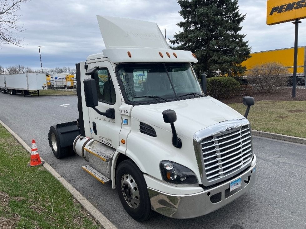 Day Cab Tractor-Heavy Duty Tractors-Freightliner-2017-Cascadia 11342ST-Montgomery-NY-279,578\n\t\tmiles-$ 27,750 - Image 1