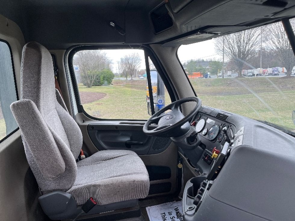 Day Cab Tractor-Heavy Duty Tractors-Freightliner-2017-Cascadia 11342ST-Montgomery-NY-279,578\n\t\tmiles-$ 27,750 - Image 14