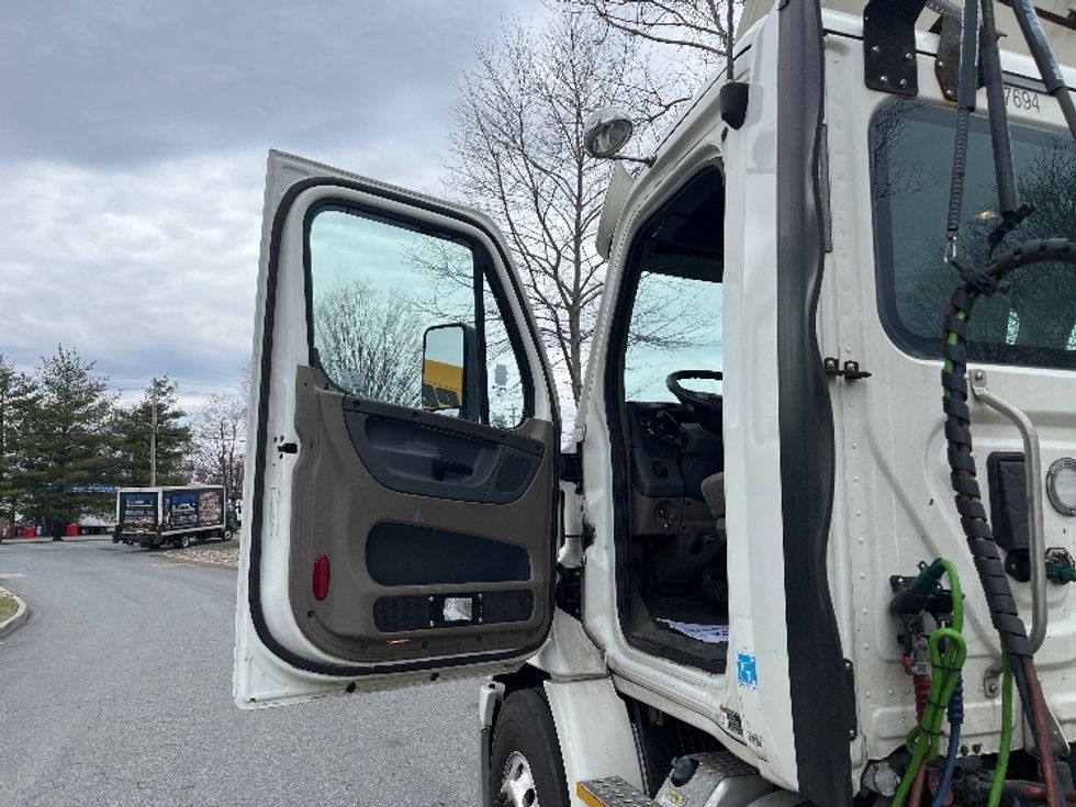 Day Cab Tractor-Heavy Duty Tractors-Freightliner-2017-Cascadia 11342ST-Montgomery-NY-279,578\n\t\tmiles-$ 27,750 - Image 9