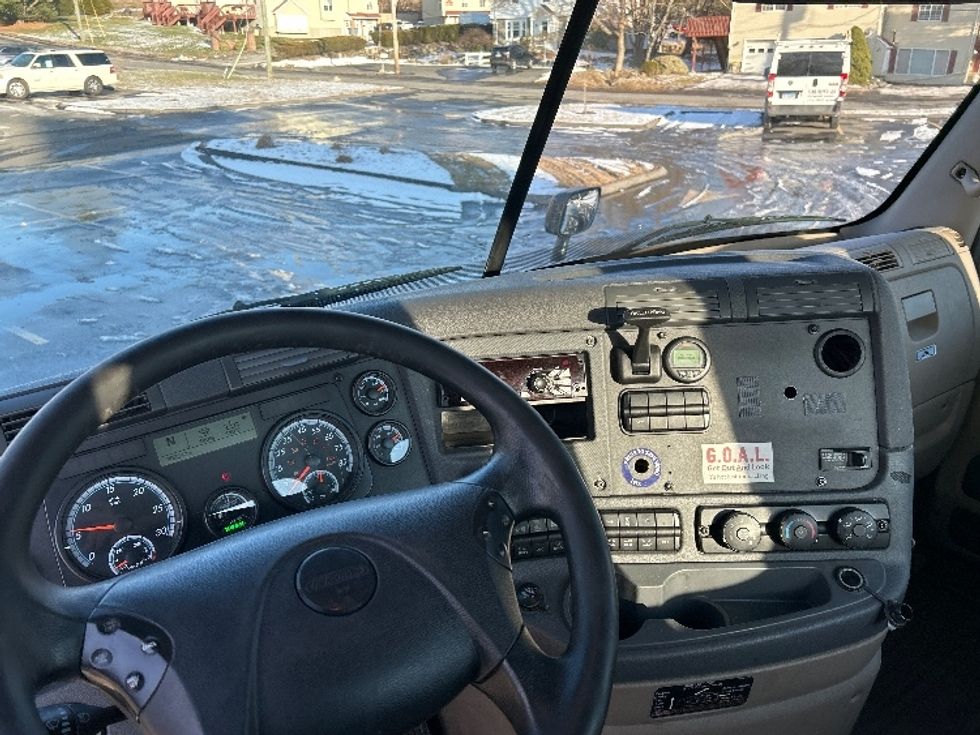 Day Cab Tractor-Heavy Duty Tractors-Freightliner-2017-Cascadia 11342ST-Montgomery-NY-300,630\n\t\tmiles-$ 23,250 - Image 11