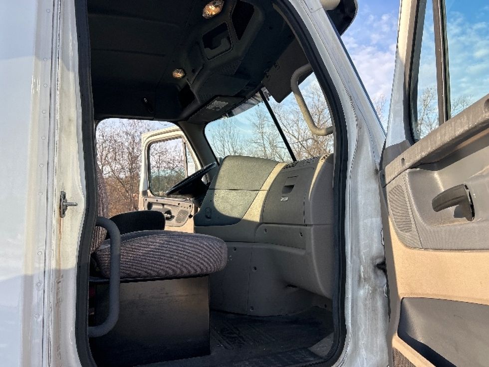 Day Cab Tractor-Heavy Duty Tractors-Freightliner-2017-Cascadia 11342ST-Montgomery-NY-300,630\n\t\tmiles-$ 23,250 - Image 12