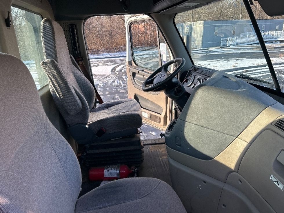 Day Cab Tractor-Heavy Duty Tractors-Freightliner-2017-Cascadia 11342ST-Montgomery-NY-300,630\n\t\tmiles-$ 23,250 - Image 14