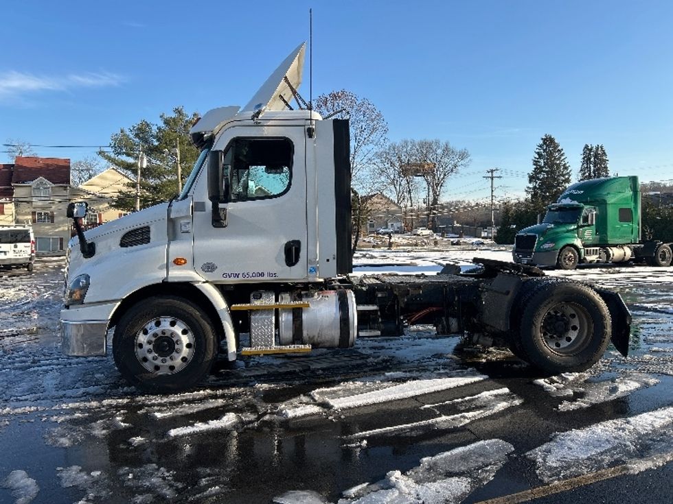 Day Cab Tractor-Heavy Duty Tractors-Freightliner-2017-Cascadia 11342ST-Montgomery-NY-300,630\n\t\tmiles-$ 23,250 - Image 4
