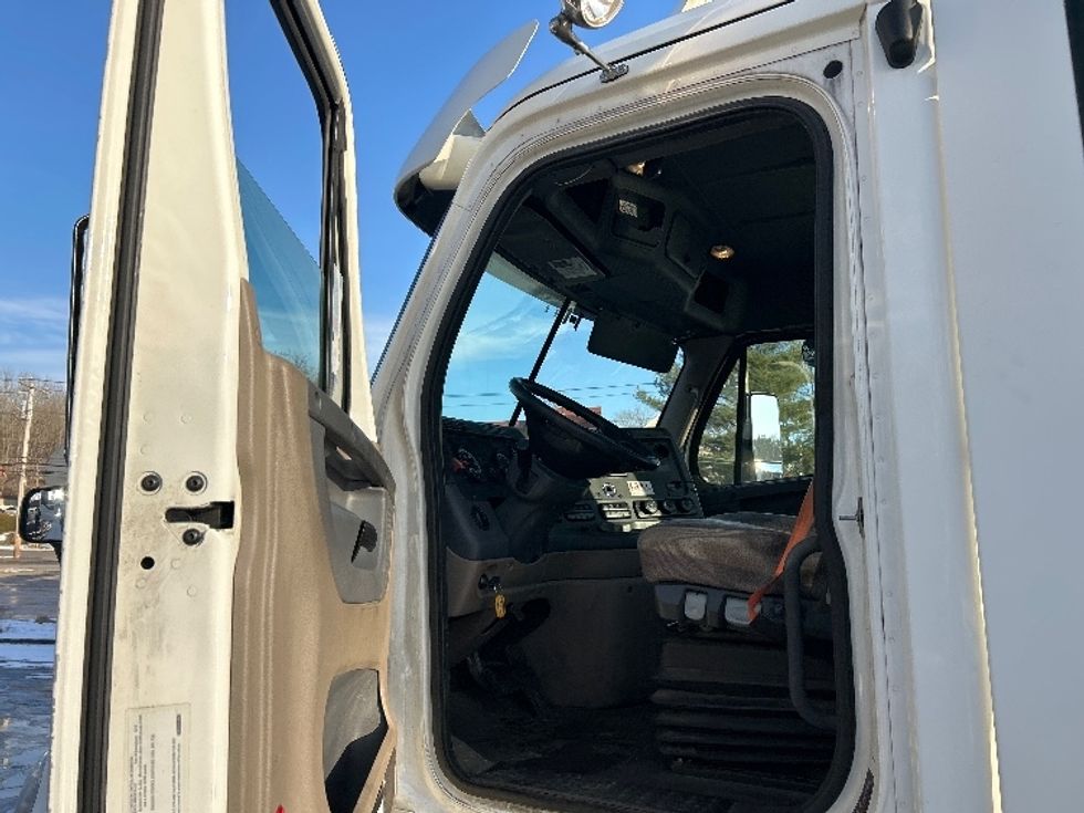 Day Cab Tractor-Heavy Duty Tractors-Freightliner-2017-Cascadia 11342ST-Montgomery-NY-300,630\n\t\tmiles-$ 23,250 - Image 9