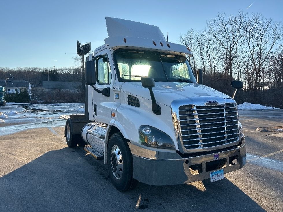 Day Cab Tractor-Heavy Duty Tractors-Freightliner-2017-Cascadia 11342ST-Montgomery-NY-323,429\n\t\tmiles-$ 23,250 - Image 1