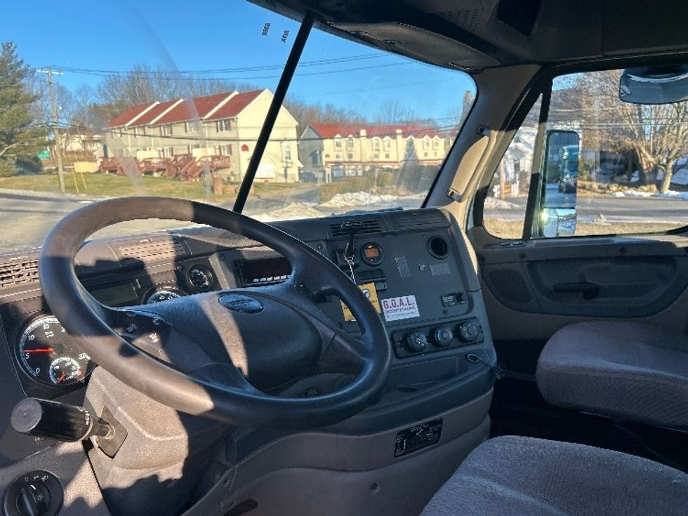 Day Cab Tractor-Heavy Duty Tractors-Freightliner-2017-Cascadia 11342ST-Montgomery-NY-323,429\n\t\tmiles-$ 23,250 - Image 10