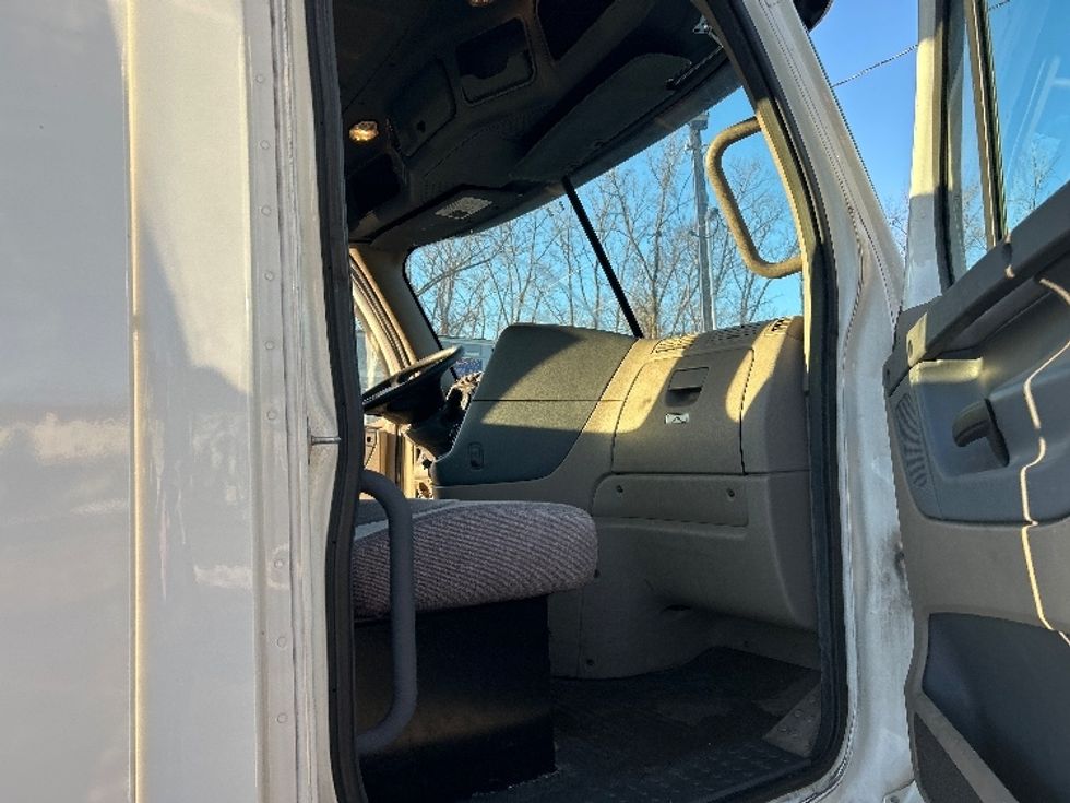 Day Cab Tractor-Heavy Duty Tractors-Freightliner-2017-Cascadia 11342ST-Montgomery-NY-323,429\n\t\tmiles-$ 23,250 - Image 12