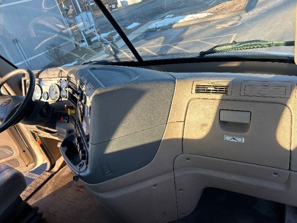 Day Cab Tractor-Heavy Duty Tractors-Freightliner-2017-Cascadia 11342ST-Montgomery-NY-323,429\n\t\tmiles-$ 23,250 - Image 13