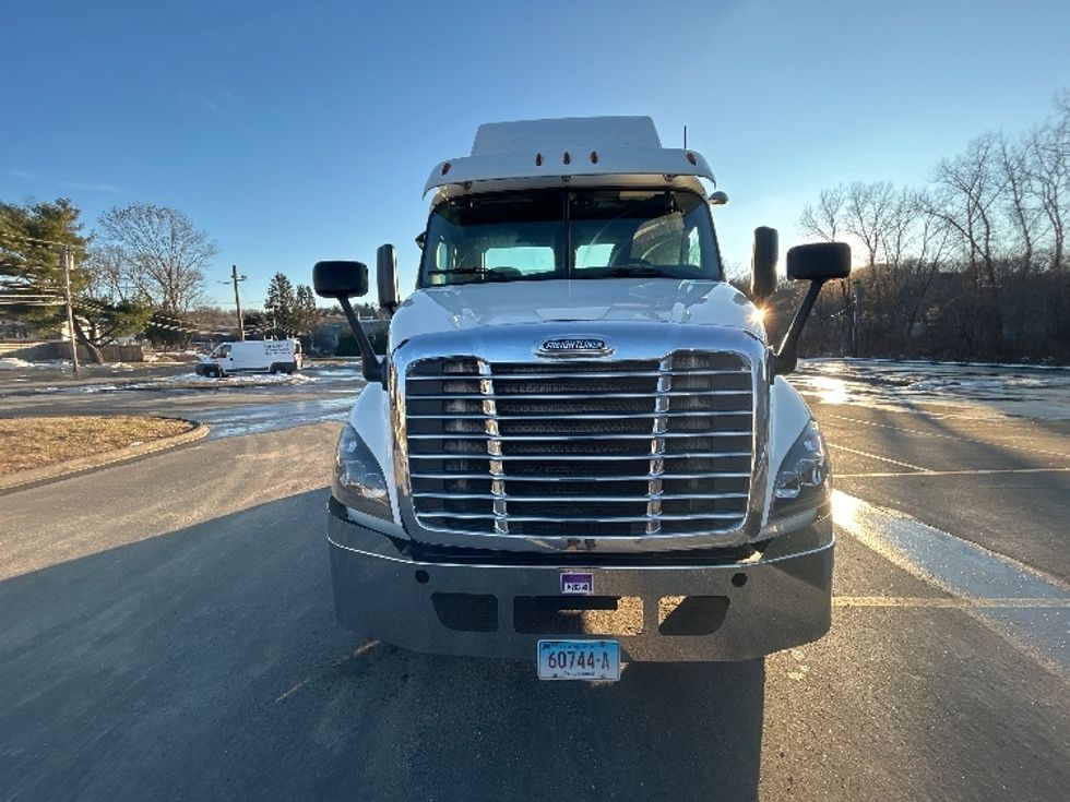 Day Cab Tractor-Heavy Duty Tractors-Freightliner-2017-Cascadia 11342ST-Montgomery-NY-323,429\n\t\tmiles-$ 23,250 - Image 2