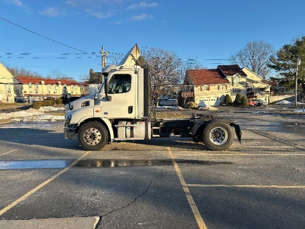 Day Cab Tractor-Heavy Duty Tractors-Freightliner-2017-Cascadia 11342ST-Montgomery-NY-323,429\n\t\tmiles-$ 23,250 - Image 4