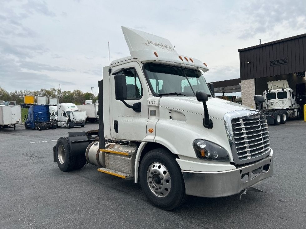 Day Cab Tractor-Heavy Duty Tractors-Freightliner-2017-Cascadia 11342ST-Montgomery-NY-432,007\n\t\tmiles-$ 23,750 - Image 1