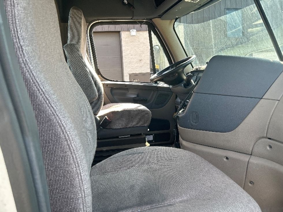 Day Cab Tractor-Heavy Duty Tractors-Freightliner-2017-Cascadia 11342ST-Montgomery-NY-432,007\n\t\tmiles-$ 23,750 - Image 14