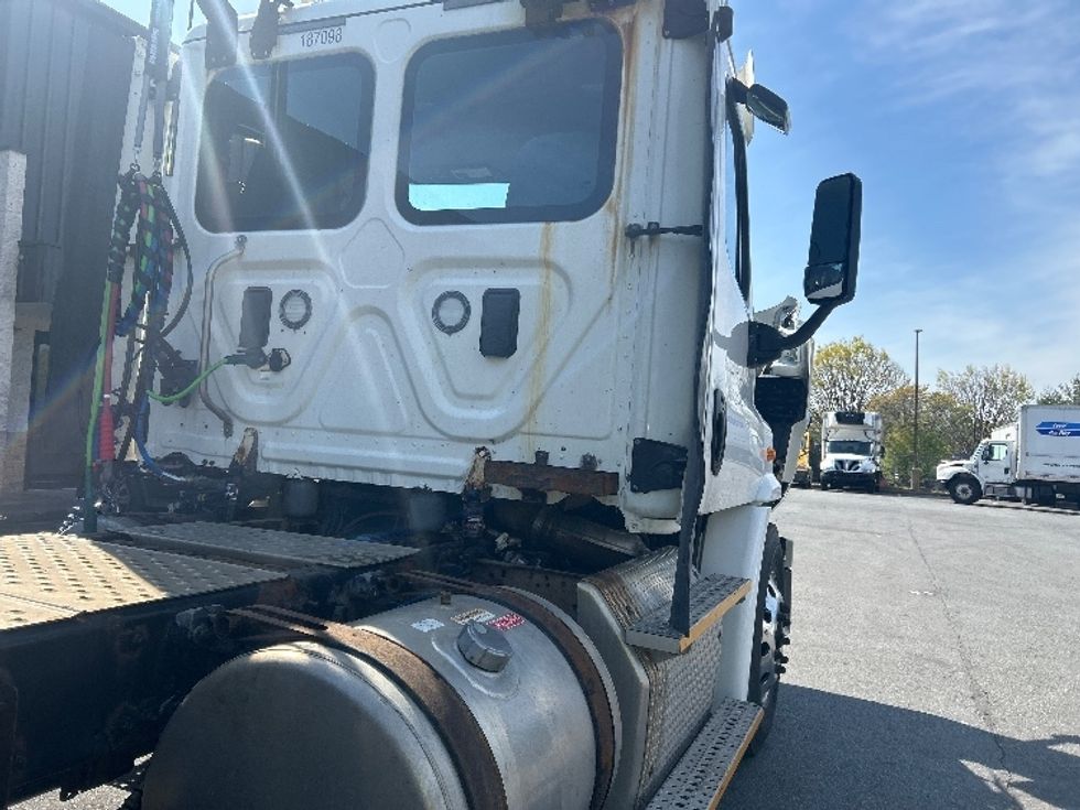 Day Cab Tractor-Heavy Duty Tractors-Freightliner-2017-Cascadia 11342ST-Montgomery-NY-432,007\n\t\tmiles-$ 23,750 - Image 18