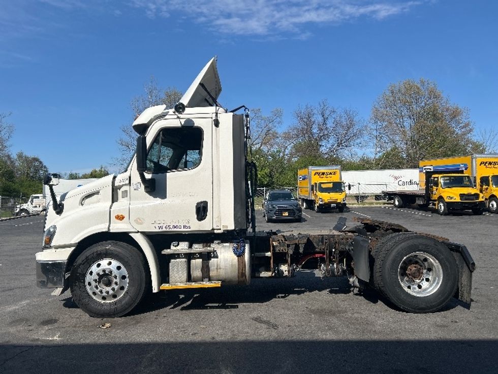 Day Cab Tractor-Heavy Duty Tractors-Freightliner-2017-Cascadia 11342ST-Montgomery-NY-432,007\n\t\tmiles-$ 23,750 - Image 4