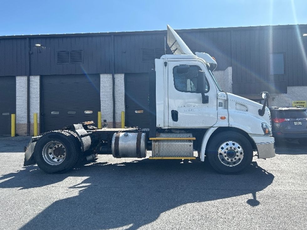 Day Cab Tractor-Heavy Duty Tractors-Freightliner-2017-Cascadia 11342ST-Montgomery-NY-432,007\n\t\tmiles-$ 23,750 - Image 8