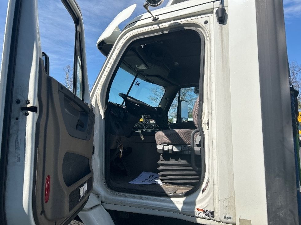 Day Cab Tractor-Heavy Duty Tractors-Freightliner-2017-Cascadia 11342ST-Montgomery-NY-432,007\n\t\tmiles-$ 23,750 - Image 9