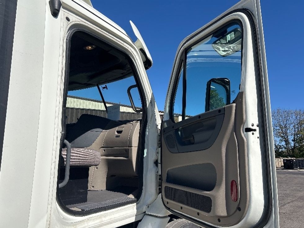 Day Cab Tractor-Heavy Duty Tractors-Freightliner-2017-Cascadia 11342ST-Nashville (Mount Juliet)-TN-330,385\n\t\tmiles-$ 29,250 - Image 12