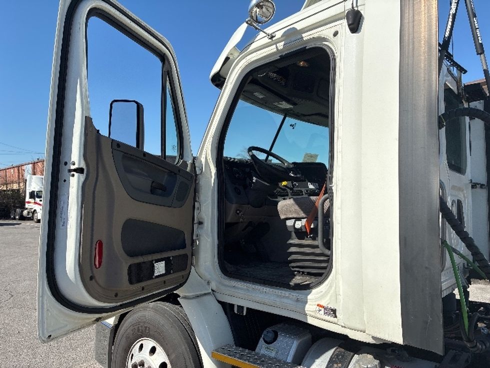 Day Cab Tractor-Heavy Duty Tractors-Freightliner-2017-Cascadia 11342ST-Nashville (Mount Juliet)-TN-423,053\n\t\tmiles-$ 24,750 - Image 9