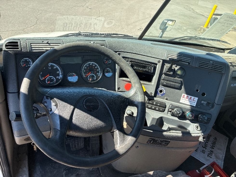 Day Cab Tractor-Heavy Duty Tractors-Freightliner-2017-Cascadia 11342ST-Nashville (Mount Juliet)-TN-423,053\n\t\tmiles-$ 24,750 - Image 11