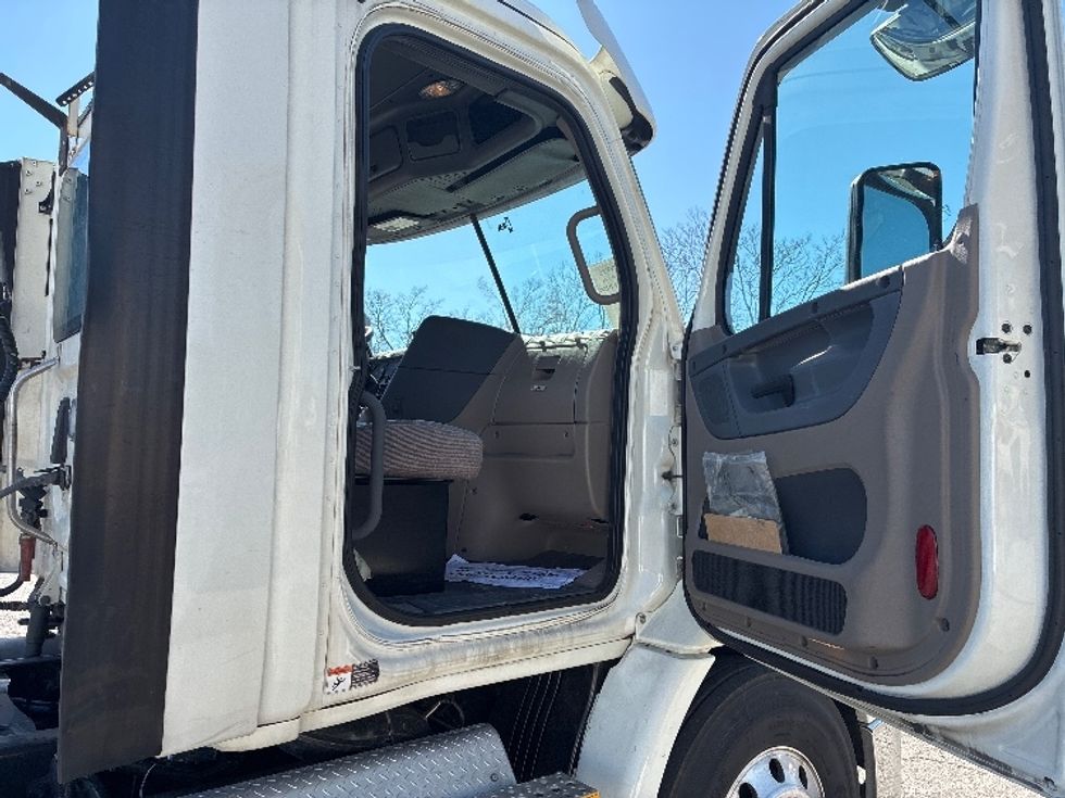 Day Cab Tractor-Heavy Duty Tractors-Freightliner-2017-Cascadia 11342ST-Nashville (Mount Juliet)-TN-423,053\n\t\tmiles-$ 24,750 - Image 12