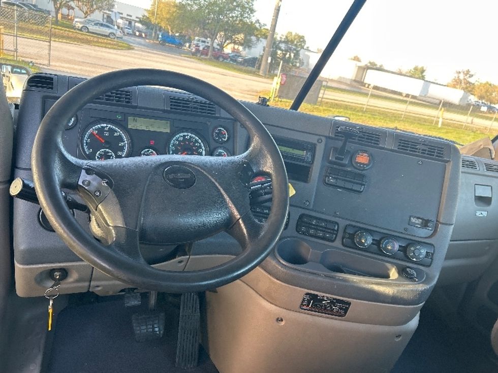 Day Cab Tractor-Heavy Duty Tractors-Freightliner-2017-Cascadia 11342ST-Ocala-FL-114,199\n\t\tmiles-$ 25,500 - Image 11