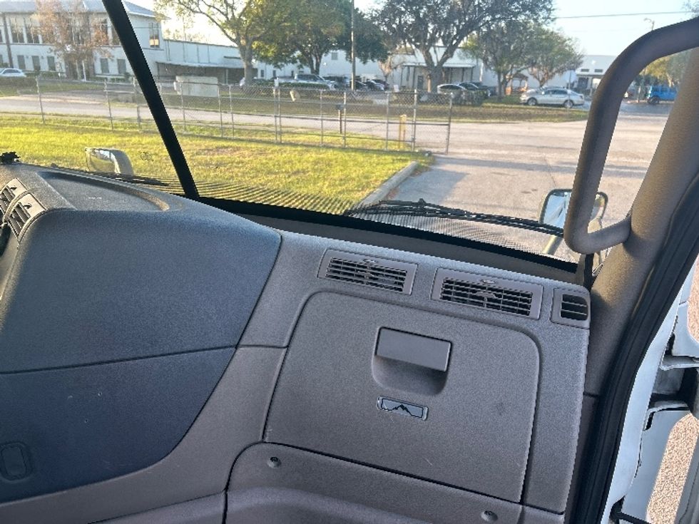 Day Cab Tractor-Heavy Duty Tractors-Freightliner-2017-Cascadia 11342ST-Ocala-FL-114,199\n\t\tmiles-$ 25,500 - Image 13