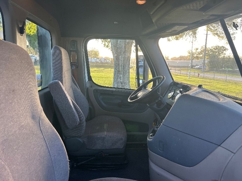 Day Cab Tractor-Heavy Duty Tractors-Freightliner-2017-Cascadia 11342ST-Ocala-FL-114,199\n\t\tmiles-$ 25,500 - Image 14