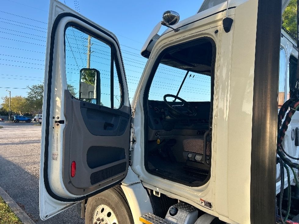 Day Cab Tractor-Heavy Duty Tractors-Freightliner-2017-Cascadia 11342ST-Ocala-FL-114,199\n\t\tmiles-$ 25,500 - Image 9