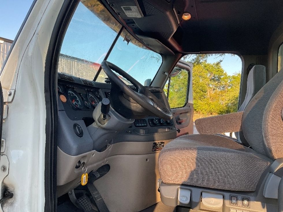 Day Cab Tractor-Heavy Duty Tractors-Freightliner-2017-Cascadia 11342ST-Ocala-FL-442,709\n\t\tmiles-$ 27,750 - Image 10