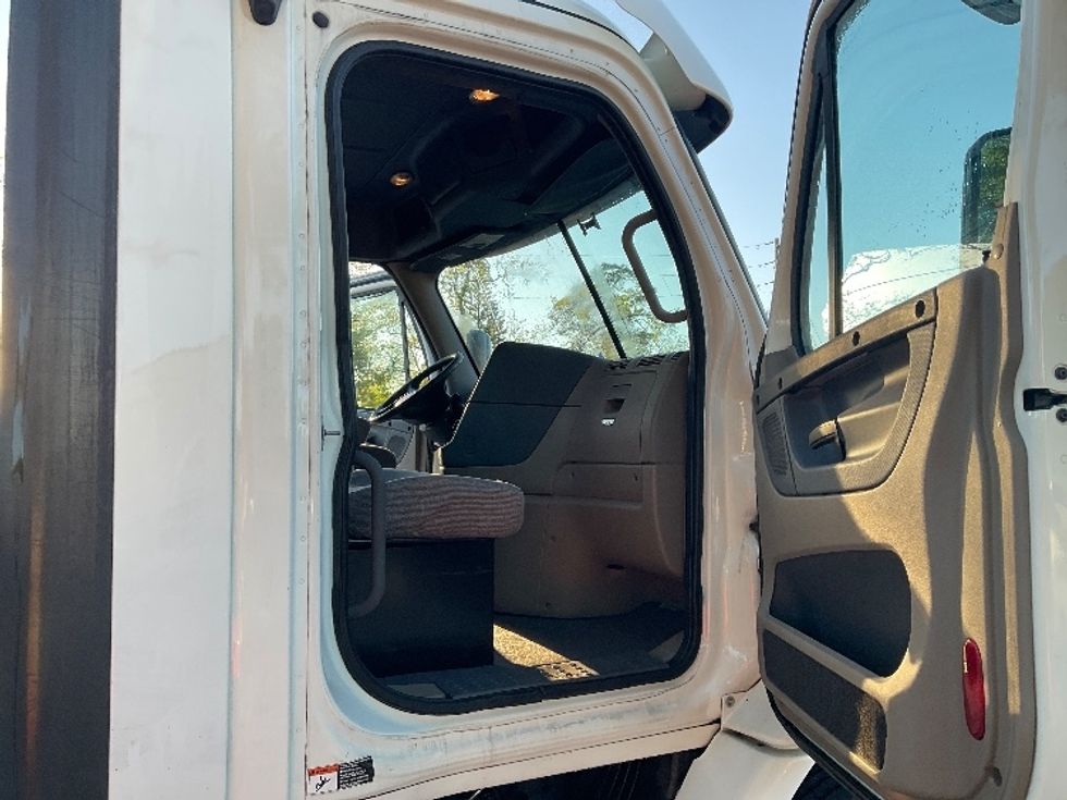 Day Cab Tractor-Heavy Duty Tractors-Freightliner-2017-Cascadia 11342ST-Ocala-FL-442,709\n\t\tmiles-$ 27,750 - Image 12