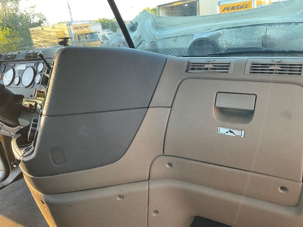 Day Cab Tractor-Heavy Duty Tractors-Freightliner-2017-Cascadia 11342ST-Ocala-FL-442,709\n\t\tmiles-$ 27,750 - Image 13