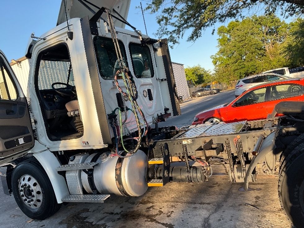 Day Cab Tractor-Heavy Duty Tractors-Freightliner-2017-Cascadia 11342ST-Ocala-FL-442,709\n\t\tmiles-$ 27,750 - Image 17