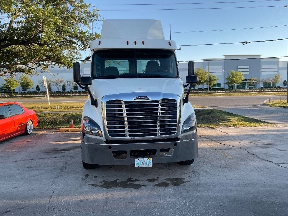 2017 Freightliner Cascadia 113" sleeper cab photo 2