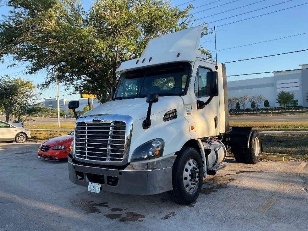 2017 Freightliner Cascadia 113" sleeper cab photo 3