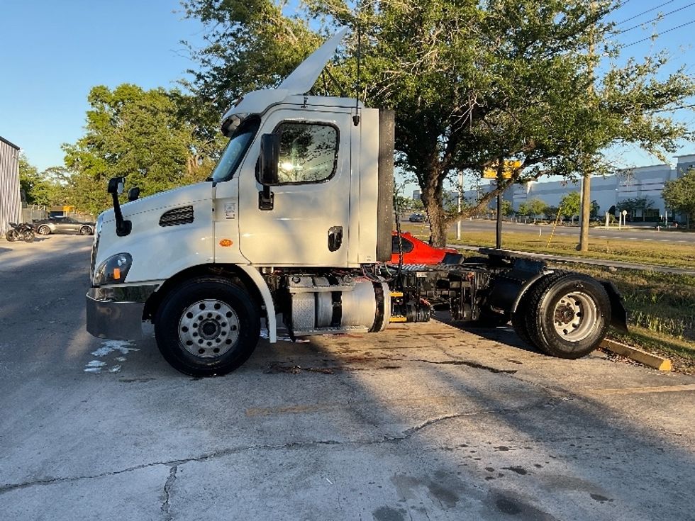 2017 Freightliner Cascadia 113" sleeper cab photo 4
