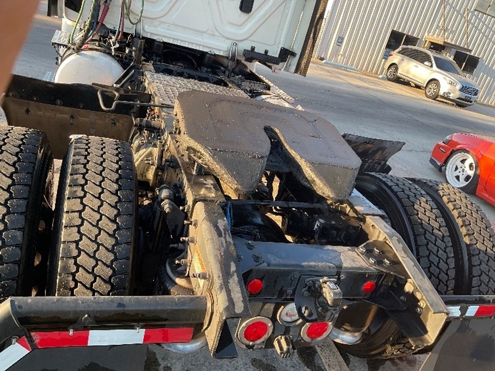 Day Cab Tractor-Heavy Duty Tractors-Freightliner-2017-Cascadia 11342ST-Ocala-FL-442,709\n\t\tmiles-$ 27,750 - Image 6