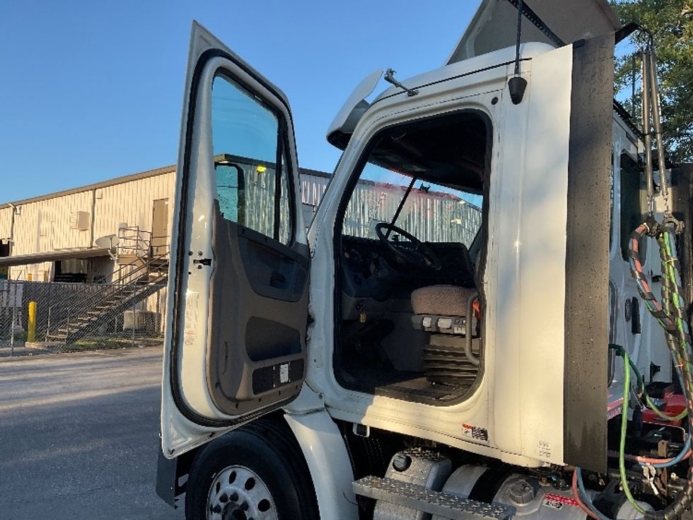 Day Cab Tractor-Heavy Duty Tractors-Freightliner-2017-Cascadia 11342ST-Ocala-FL-442,709\n\t\tmiles-$ 27,750 - Image 9
